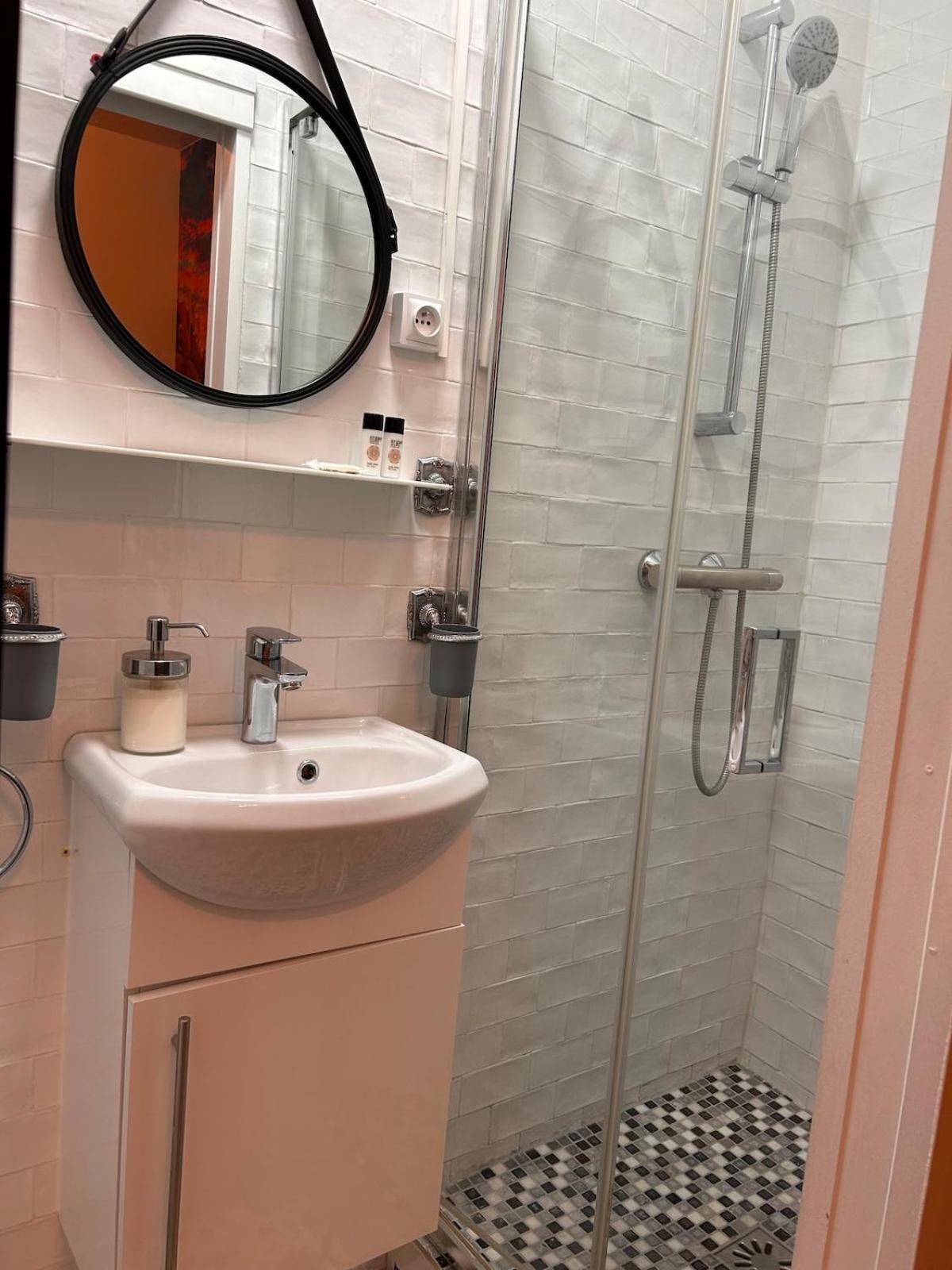 Studio Paris - Metro 7 Cadet - Quartier Faubourg-Montmartre Exteriör bild